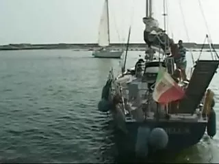 Caldo bruna scopata in mare da un vecchio uomo in mare bruna scopata