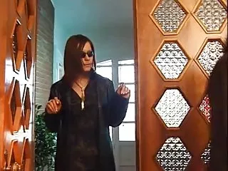 L'uomo nella forma di un ordine fatto tesoro di alzarsi e di alzare la gonna, i suoi sospetti sono stati confermati – dal cavallo sporgeva moglie con bancone, era legato sottile, appena percettibile con una corda al collo furfanti. invece di rimuovere l'oggetto, il ragazzo ha spinto ancora di più il fegato di entrare e la bionda improvvisamente senza fiato dall'amenità di cui si riempì il corpo. il maschio ha ripetuto l'azione più volte, ha suscitato al limite dei sogni, ha portato quasi a raggiungere l'orgasmo con la masturbazione, dopo di che ha proposto di risolvere amichevolmente la questione controversa e lei naturalmente ha accettato di andare qualche posto dove andare, quando minacciati di licenziamento e manda brucia dal desiderio. alla fine il sesso in una stanza per un controllo di sicurezza piaciuto ad entrambi i dipendenti e, di sicuro, su questo non si concluderanno il loro rapporto.